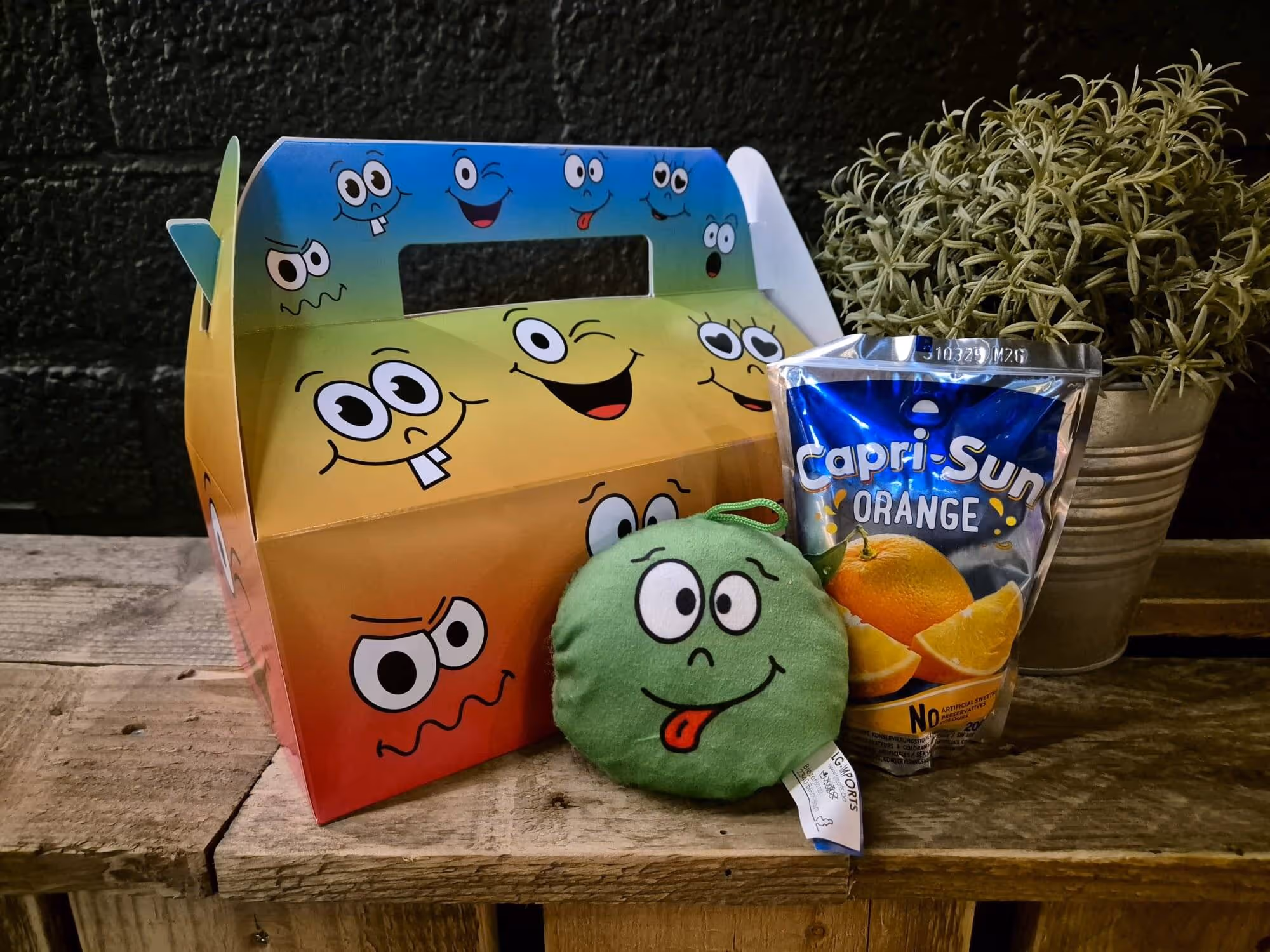 Feestelijke kindermaaltijd met friet, snack en een verrassing.