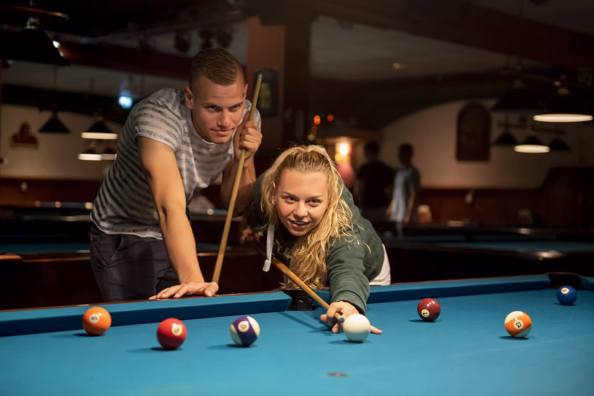 DOCK Games met sjoelen, shuffleboard, crazy darts, tafeltennis en poolen voor plezier.