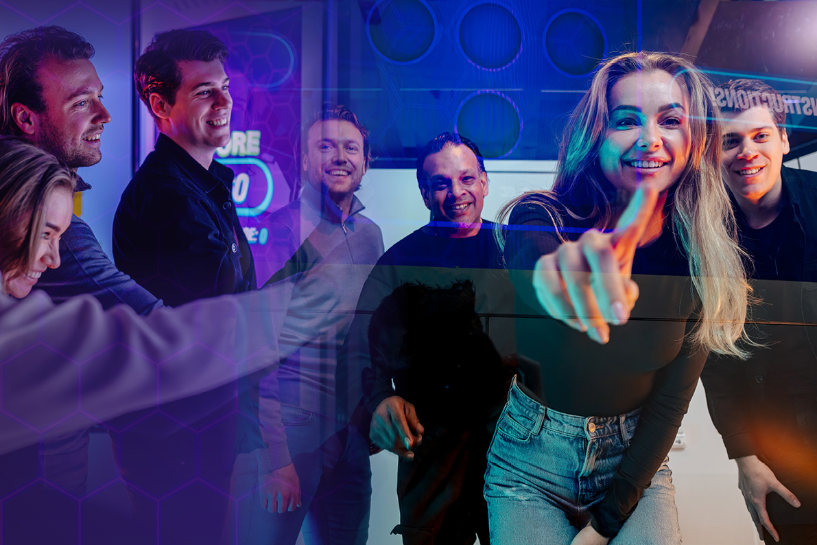 De X-Cube biedt een futuristische escape room ervaring met touchscreens en lichteffecten.