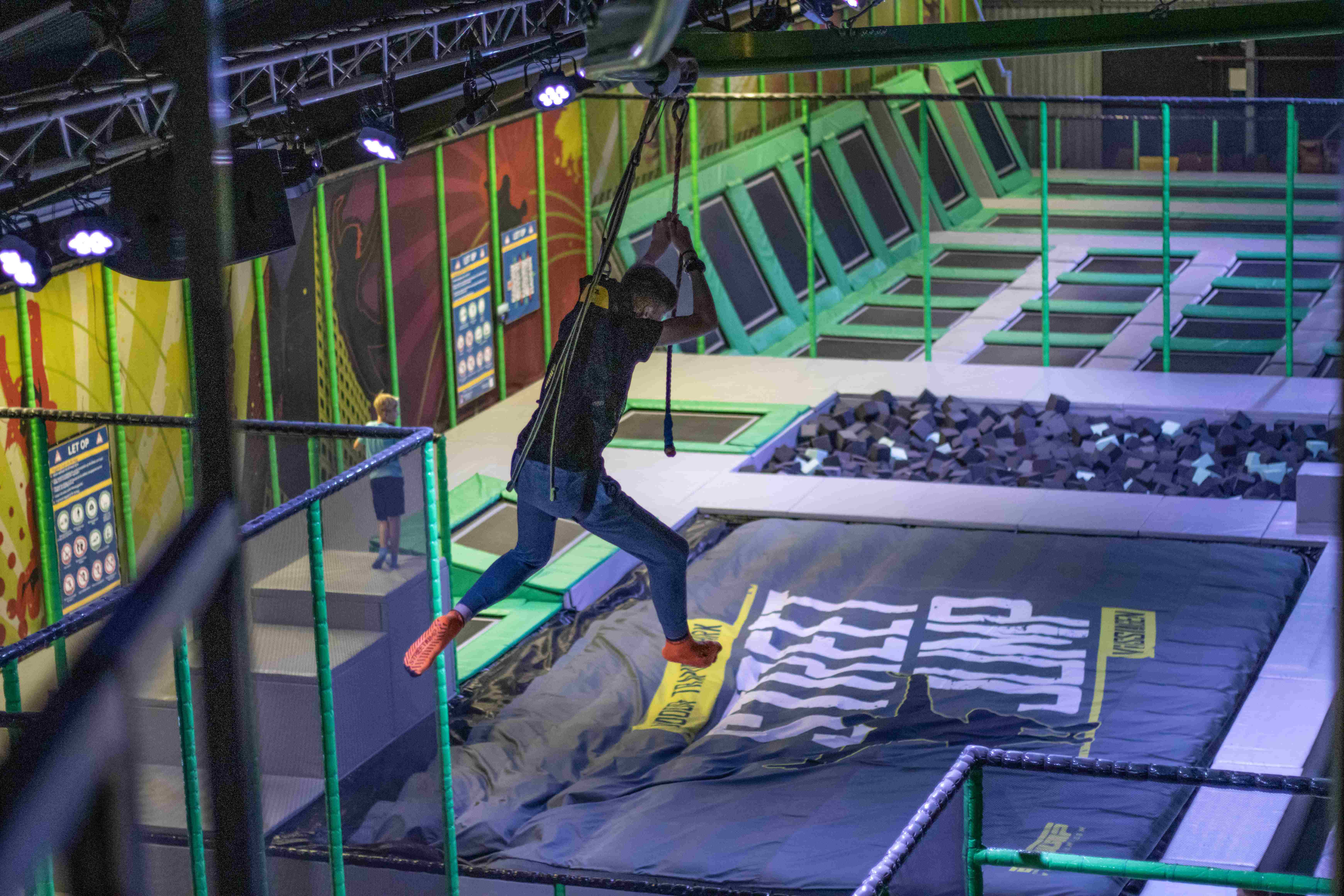 Persoon zweeft door de lucht op de sensationele Skyrider attractie.