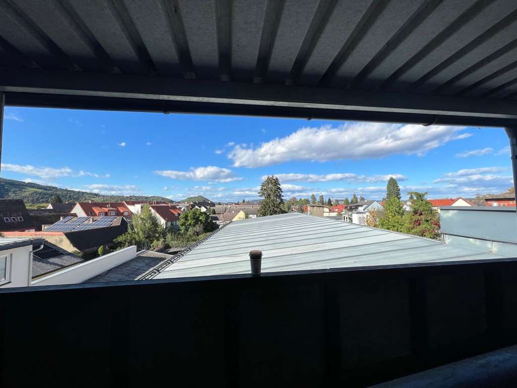 Überdachte Loggia mit Blick auf die Stadt Leibnitz und umliegende Dächer