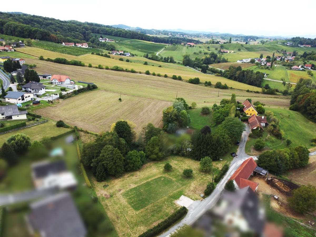 Weitläufige Luftaufnahme der ländlichen Region mit Feldern, Wäldern und vereinzelten Häusern