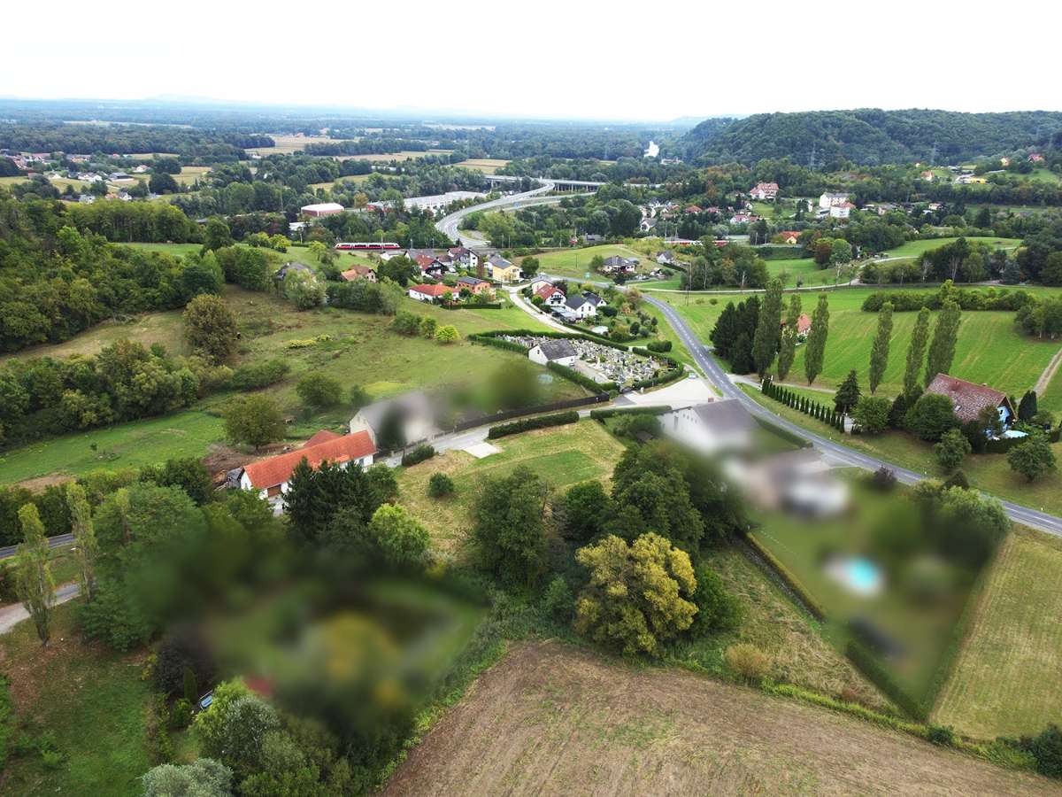Luftaufnahme der ländlichen Umgebung von Spielfeld mit verstreuten Häusern und viel Grün