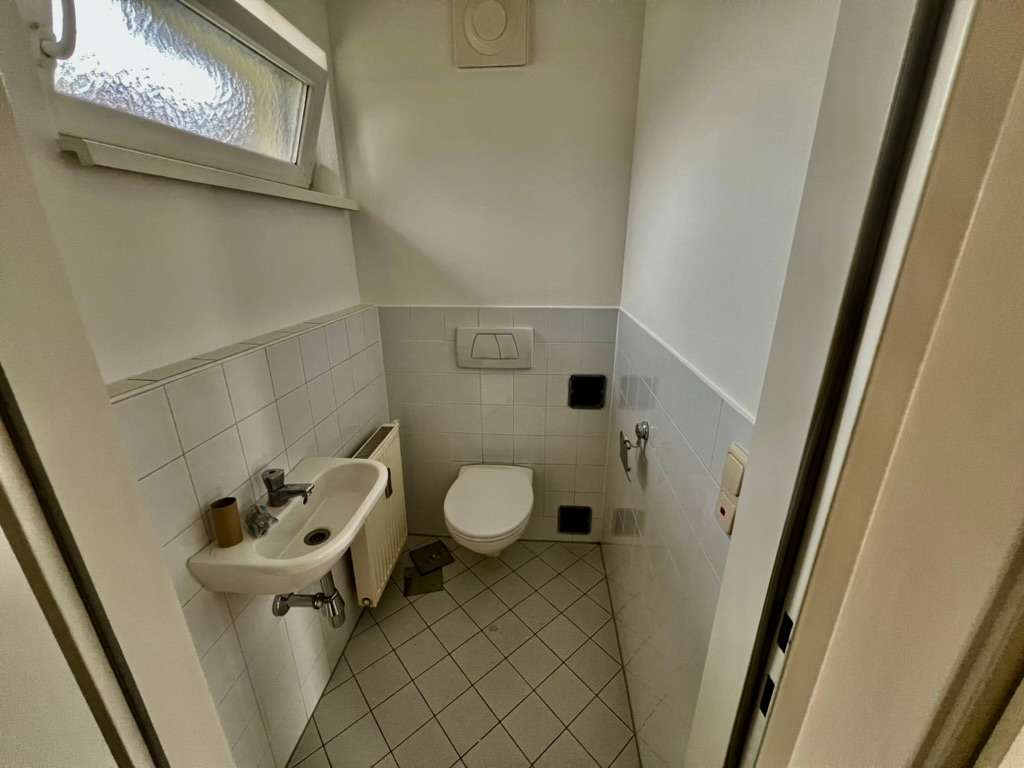 Kleines Badezimmer mit WC, Waschbecken und Fenster