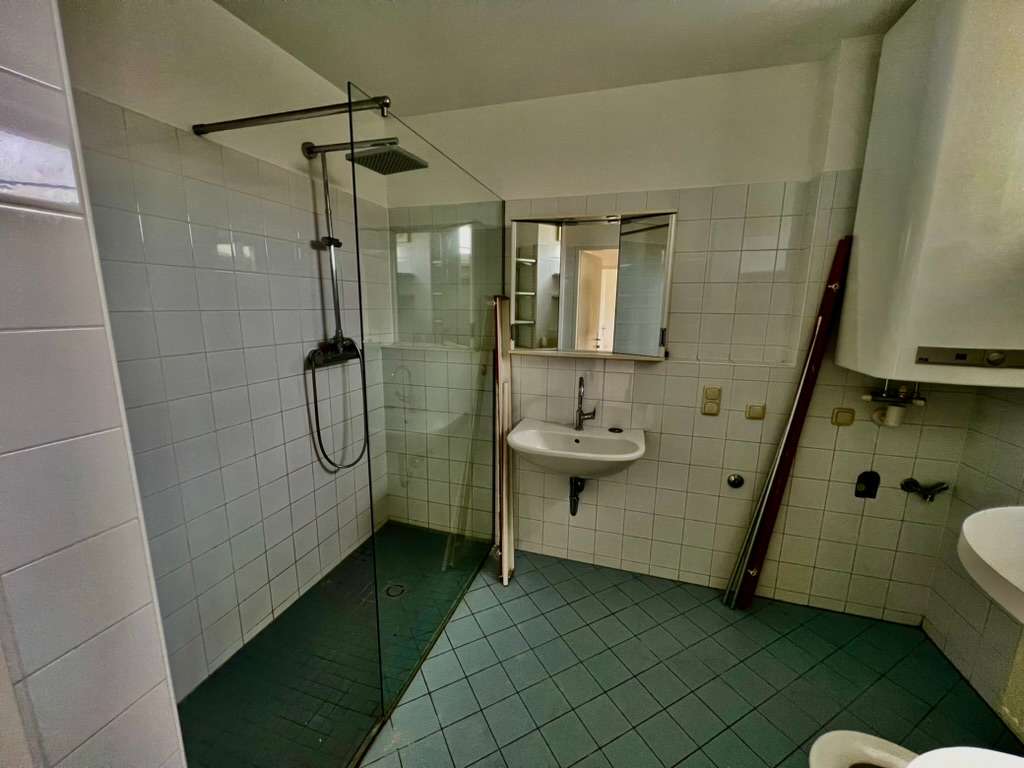 Badezimmer mit begehbarer Dusche und Waschbecken