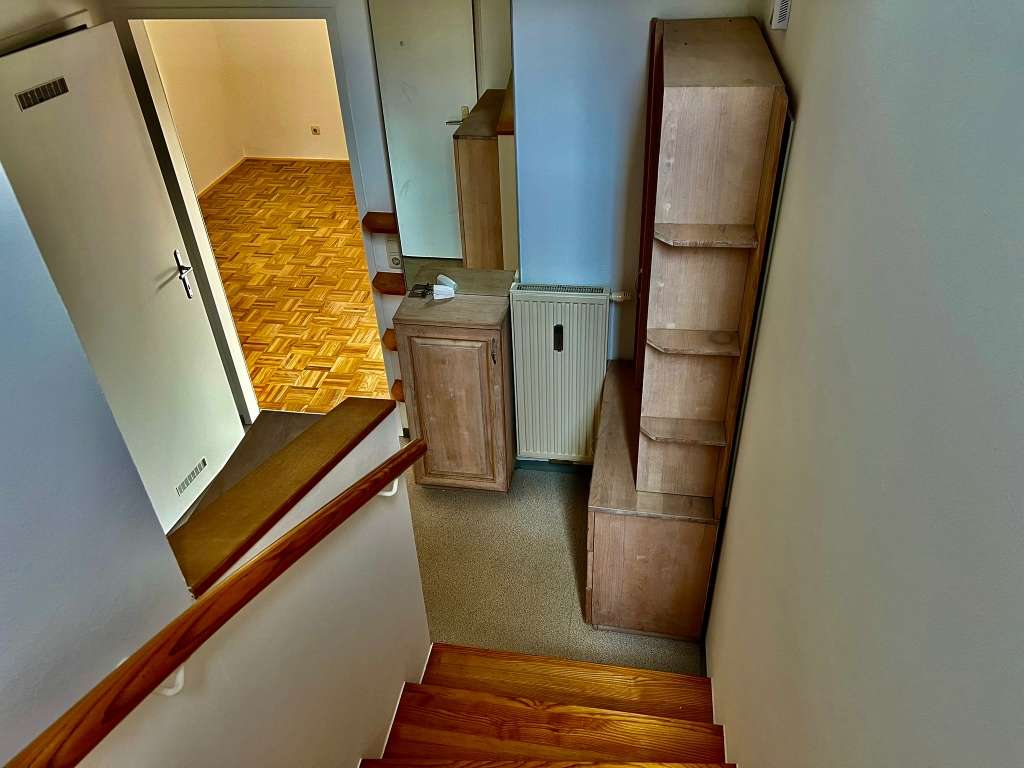 Treppenaufgang in der Maisonette mit Blick in den Flur mit Parkettboden