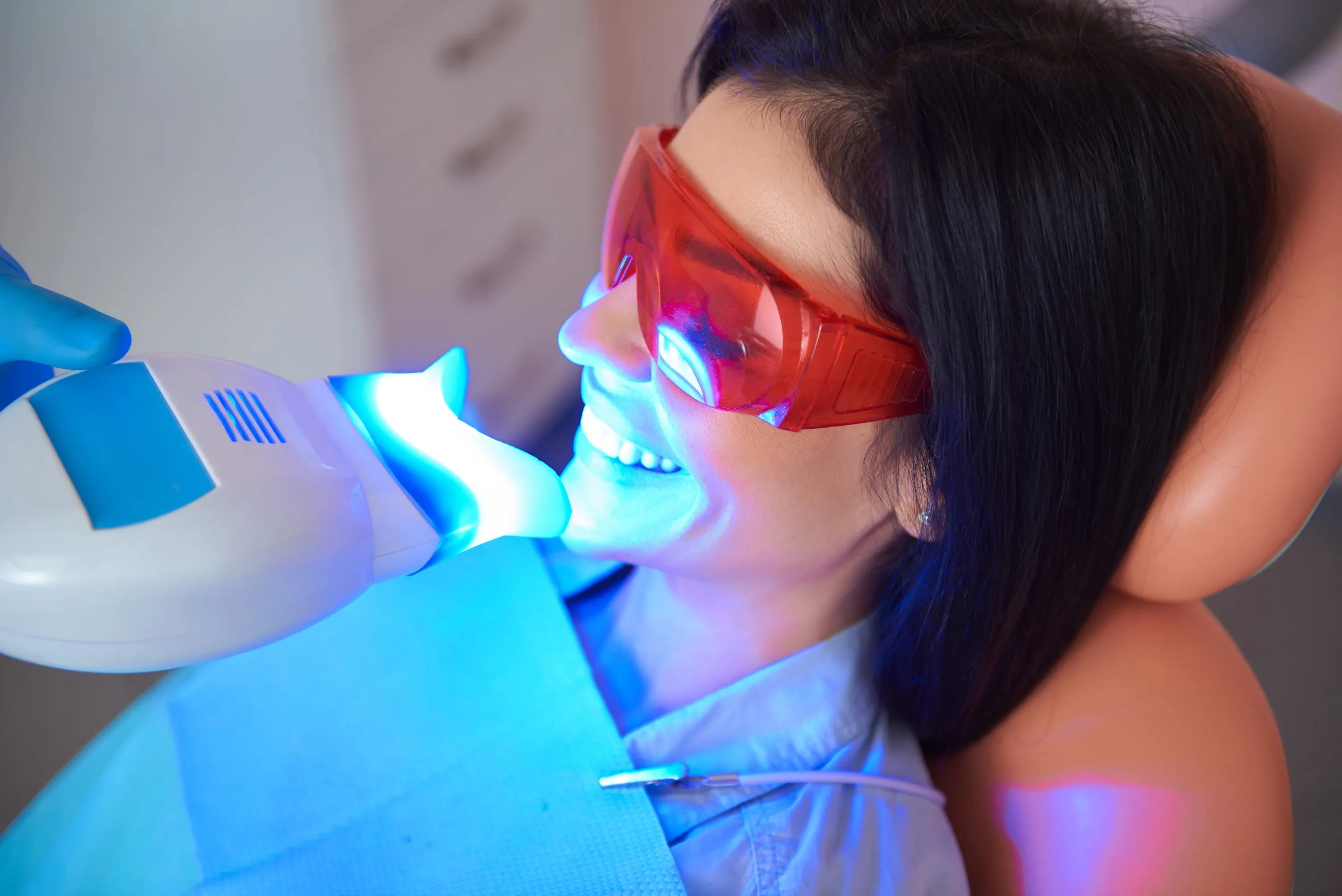 Professional teeth whitening procedure – achieving a brighter, whiter smile at Azusa Dental Clinic