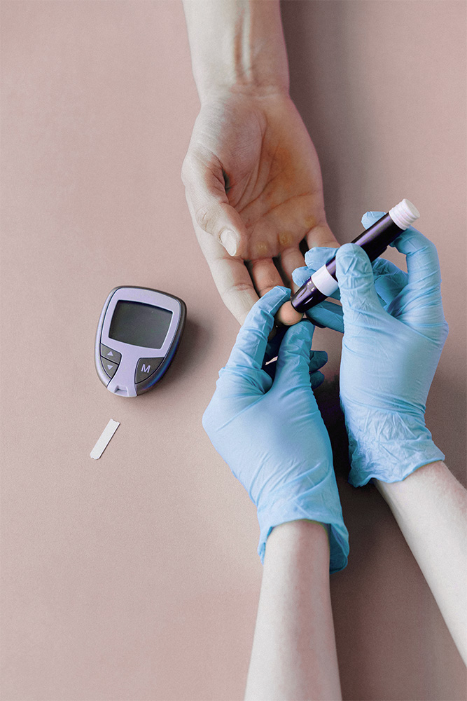 Un infirmier réalise une glycémie.