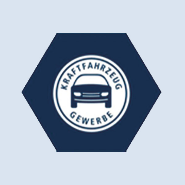Logo mit einem stilisierten Auto und den Worten Kraftfahrzeug Gewerbe in einem weißen Kreis auf dunkelblauem sechseckigem Hintergrund.