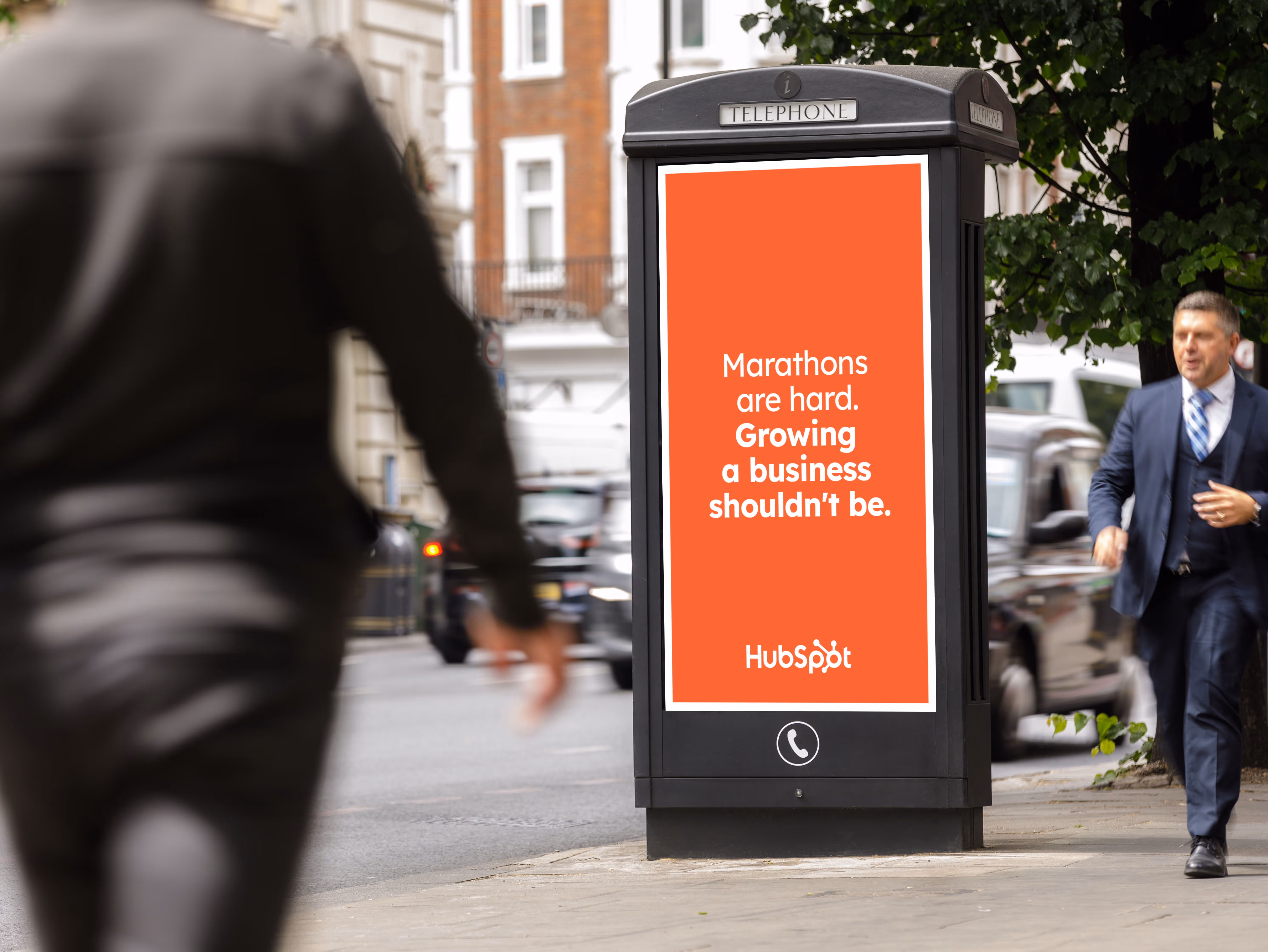 Hubspot advertisement on a roadside digital screen providing a supportive message to the London marathon runners