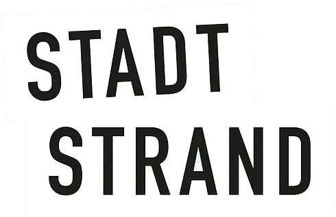 Schwarz-weißer Schriftzug 'STADT STRAND' in Großbuchstaben.