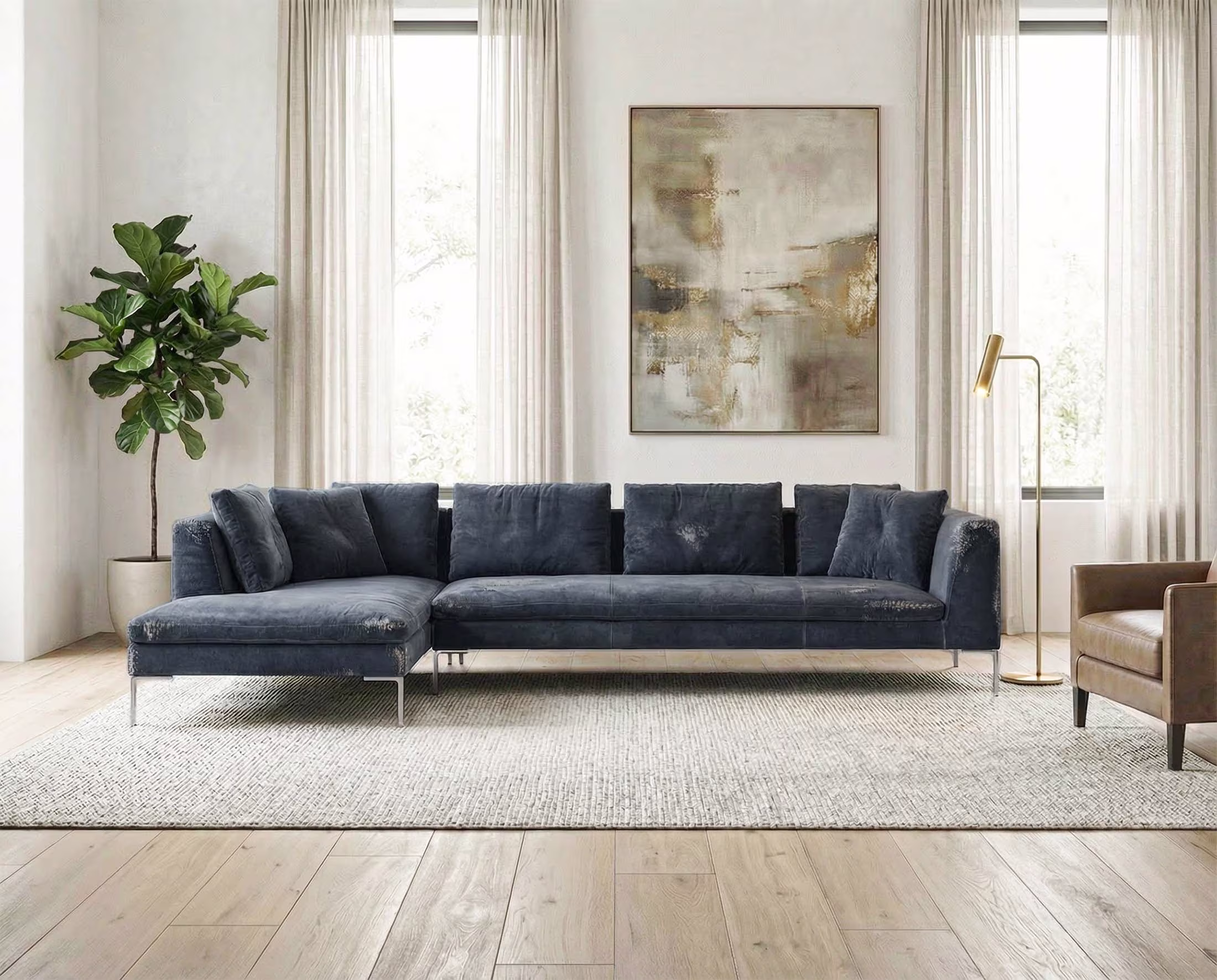 Modernes Wohnzimmer mit dunkelgrauem L-förmigem Sofa, braunem Lederstuhl, Pflanzen im Topf, abstraktem Gemälde und Stehlampe vor großen Fenstern mit weißen Vorhängen.