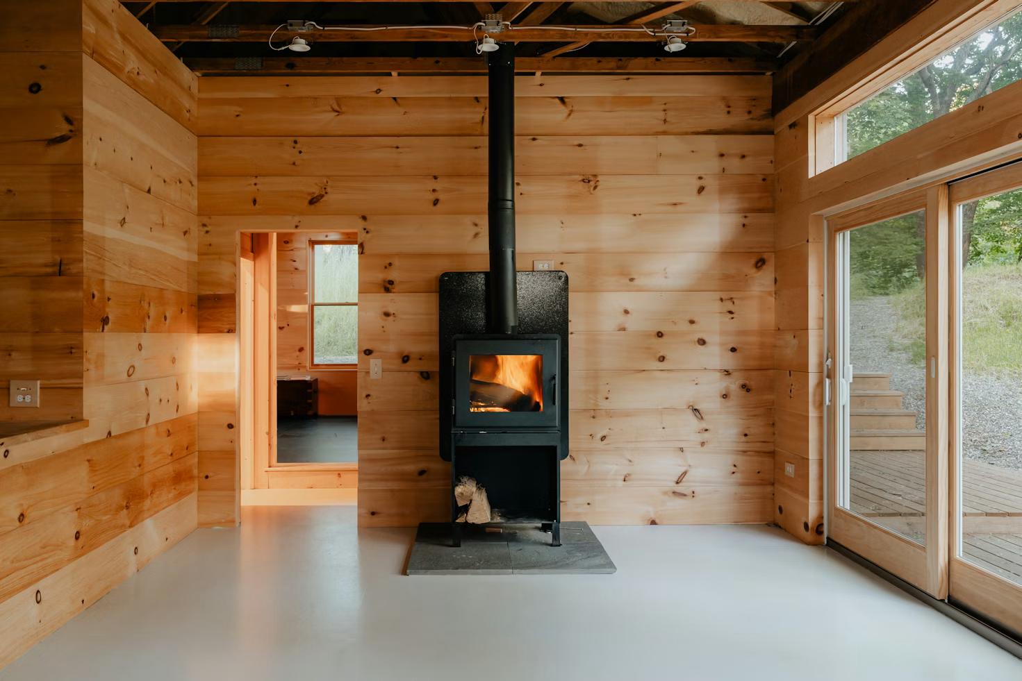 Poêle à bois dans une maison au décor bois