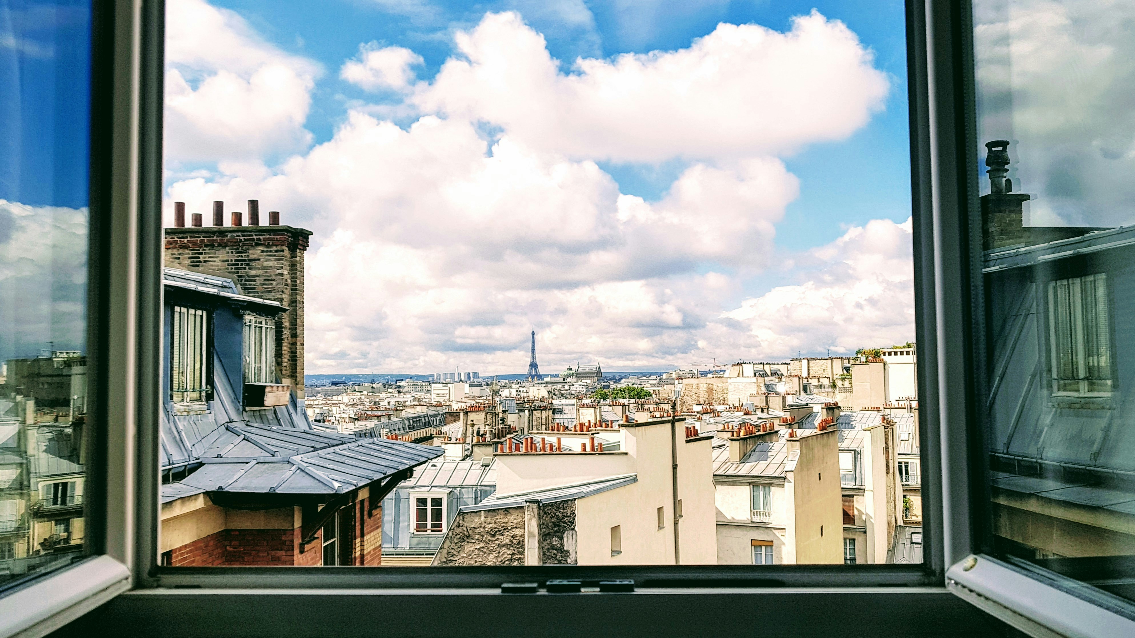 Vue d'une fenêtre vers Paris