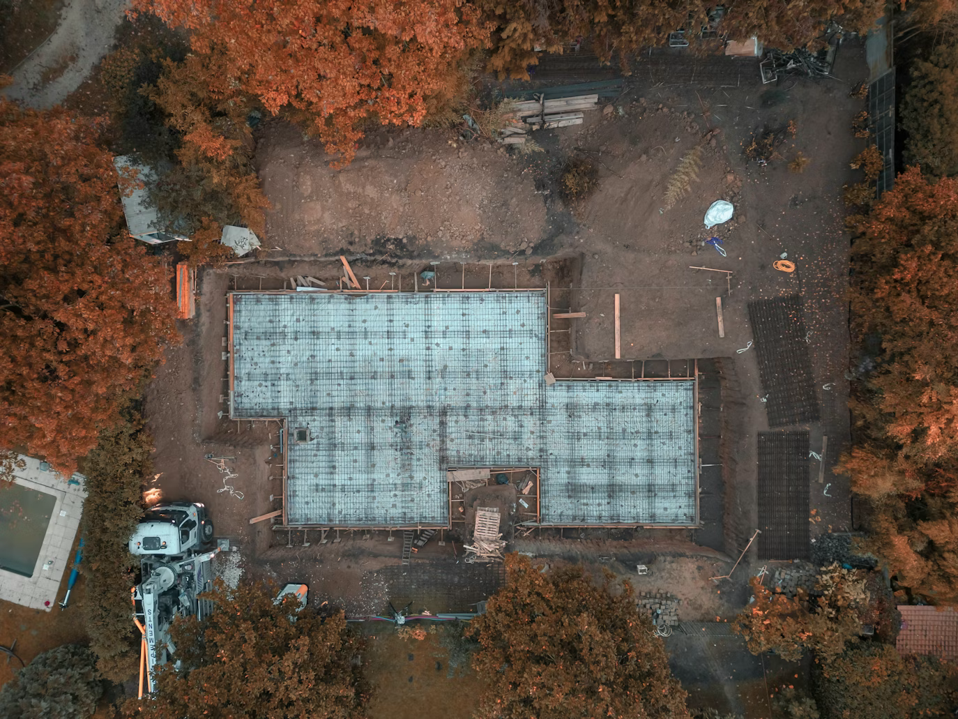 Plan en plongée d'une maiso dans les bois en chantier 