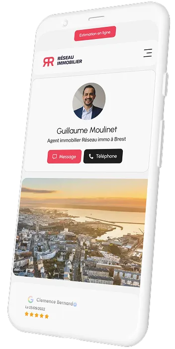Profil de Guillaume Moulinet, agent immobilier à Brest, affiché sur un smartphone avec photo, options message et téléphone, et vue aérienne au coucher du soleil de Brest.