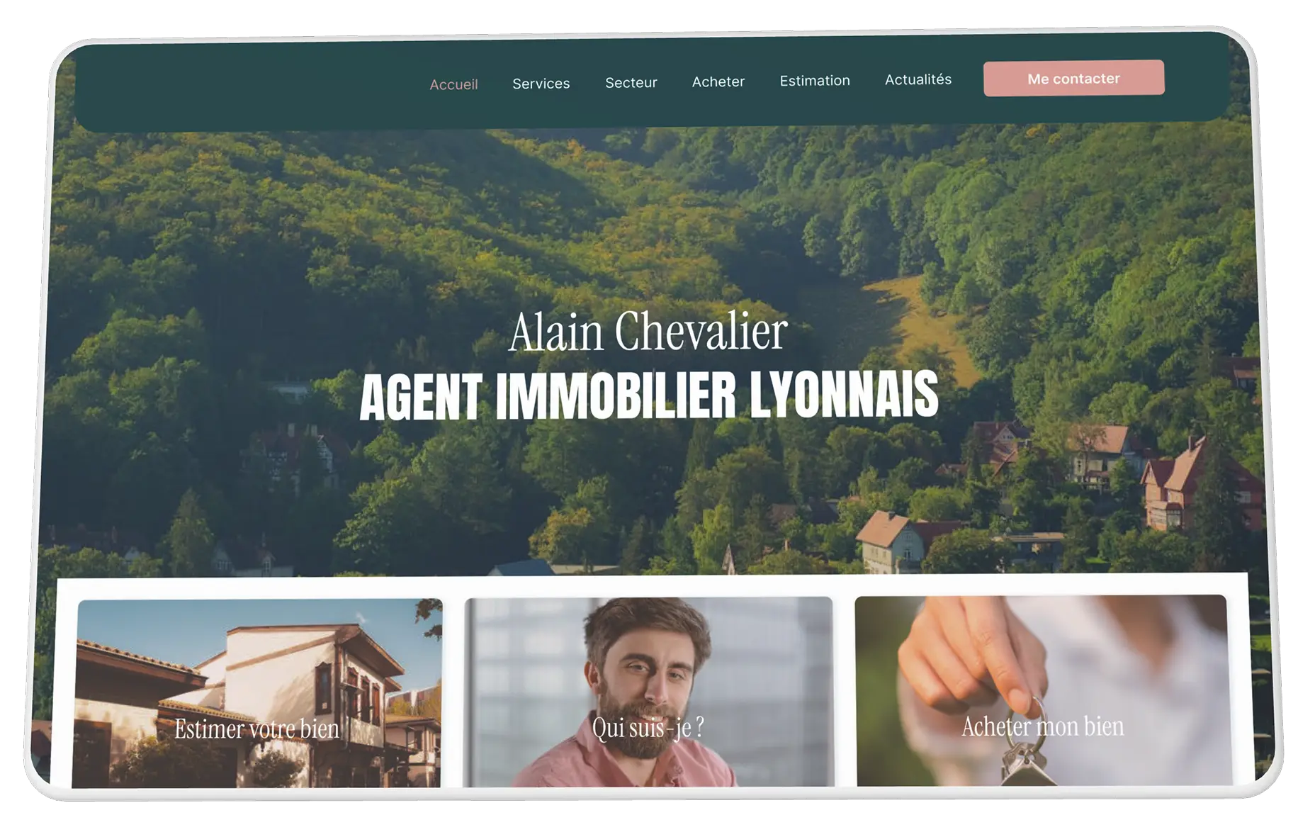 Page d'accueil d'un site immobilier avec un paysage boisé en arrière-plan et un menu en haut, présentant Alain Chevalier, agent immobilier lyonnais, avec des options pour estimer un bien, en savoir plus sur l'agent et acheter un bien.