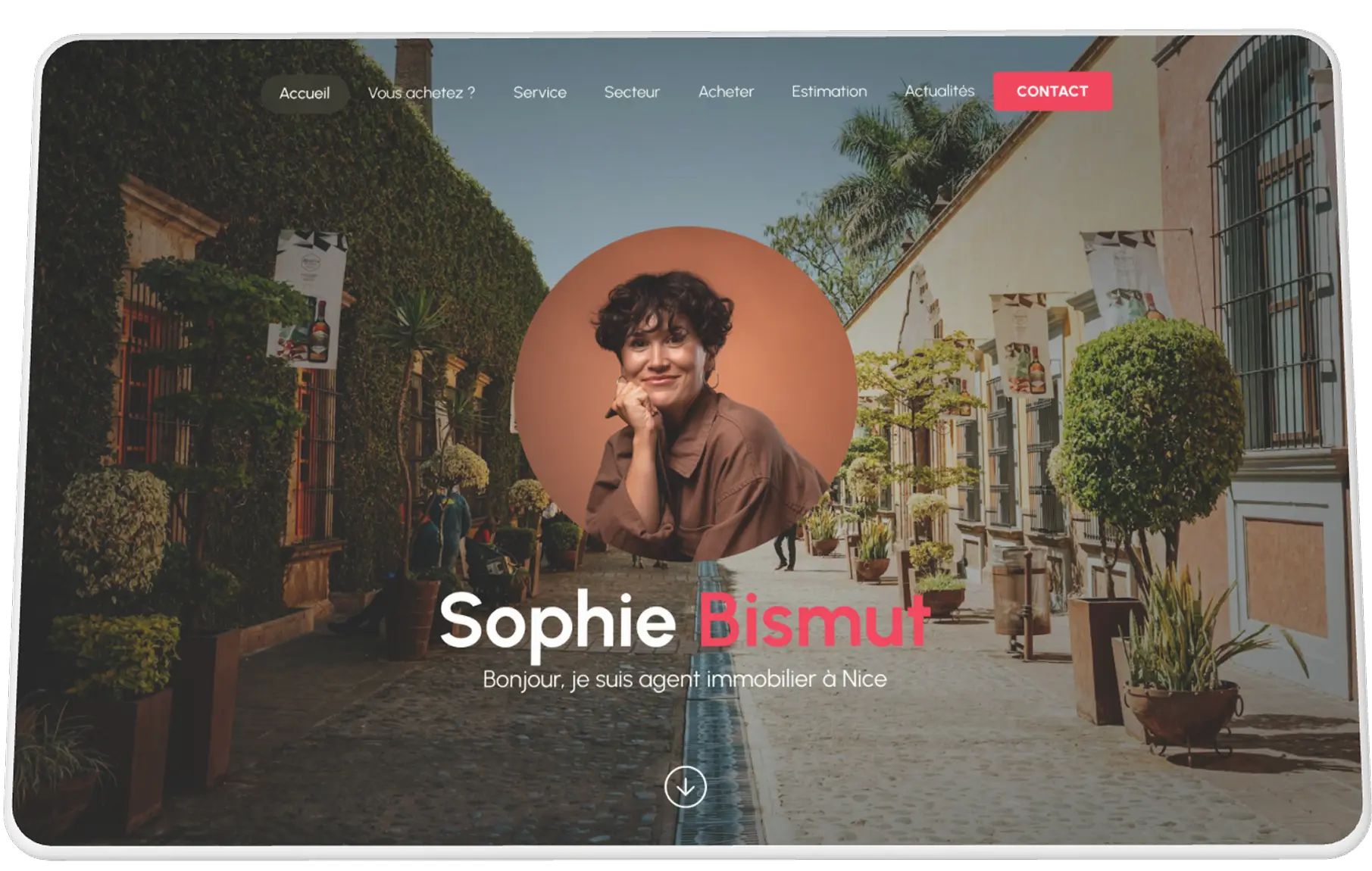 Portrait de Sophie Bismut souriante, agent immobilier à Nice, sur fond d'une rue pavée bordée de bâtiments et de plantes.