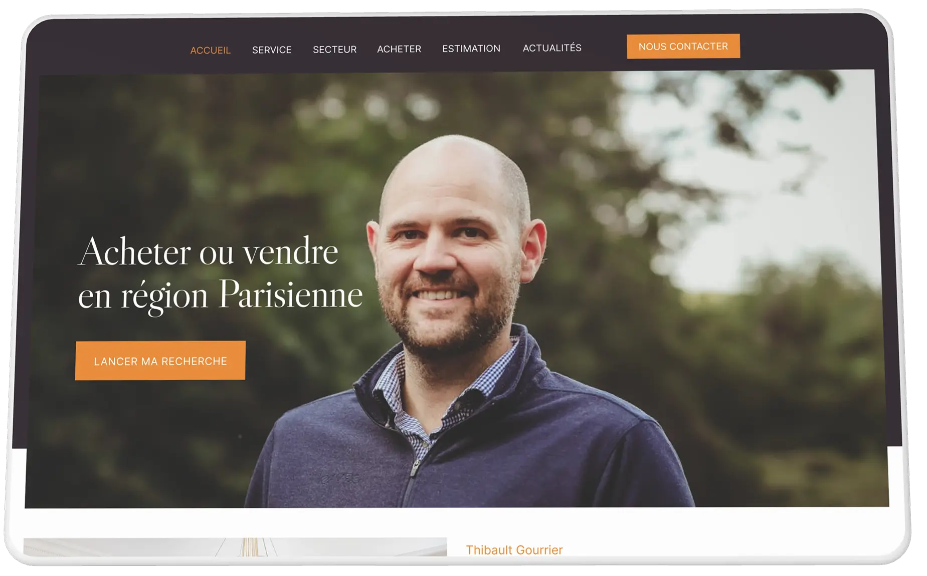 Homme souriant portant un pull bleu devant un fond flou d'arbres, texte à gauche sur l'achat ou la vente en région Parisienne.