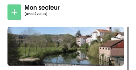 Rivière tranquille entourée d'arbres et de maisons traditionnelles sous un ciel partiellement nuageux.