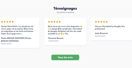 Section Témoignages avec trois avis clients en français et traductions en anglais, évaluations cinq étoiles, et bouton vert marqué 'Tous les avis'.