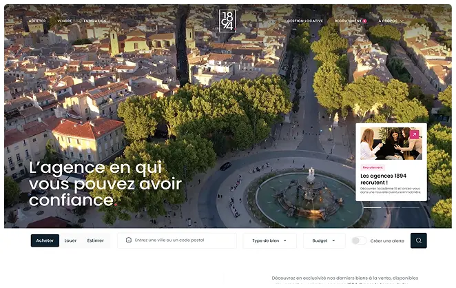 Vue aérienne d'une place urbaine avec une grande fontaine centrale entourée d'arbres et de bâtiments, avec un texte en français vantant la confiance offerte par l'agence immobilière 1894.