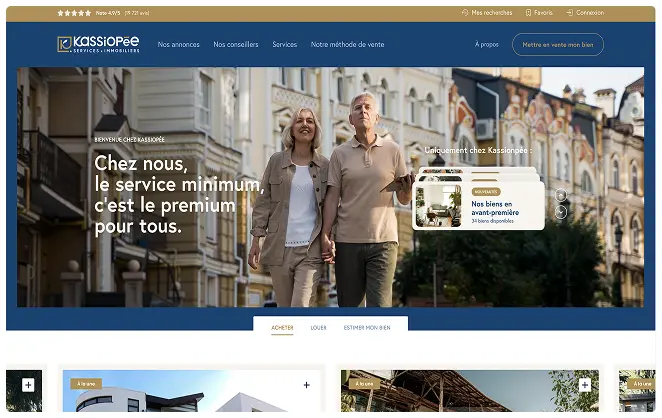 Page d'accueil du site KassioPée affichant un couple marchant main dans la main devant des bâtiments résidentiels, avec le texte "Chez nous, le service minimum, c'est le premium pour tous." et une option de recherche immobilière.