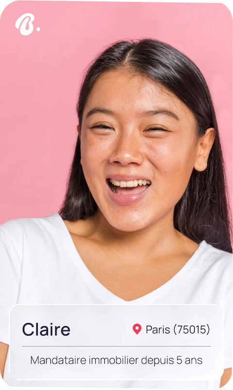 Portrait de Claire souriante avec un fond rose, agent immobilier à Paris depuis 5 ans.