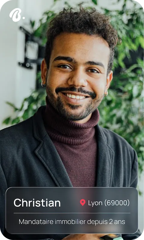 Portrait d'un homme souriant avec un pull col roulé bordeaux et une veste noire devant un fond de plantes, carte présentant Christian, mandataire immobilier à Lyon.