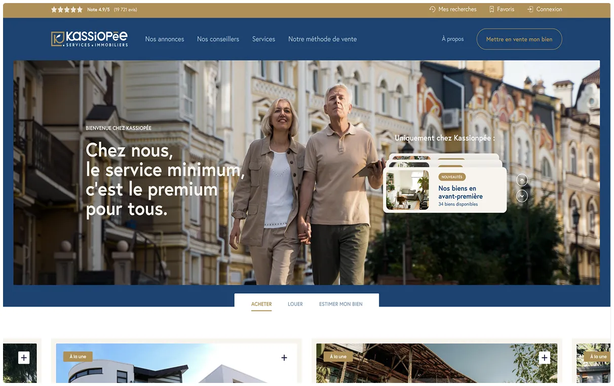 Un couple âgé marchant main dans la main dans une rue urbaine, avec un texte indiquant que le service premium est minimum pour tous chez Kassiopee.