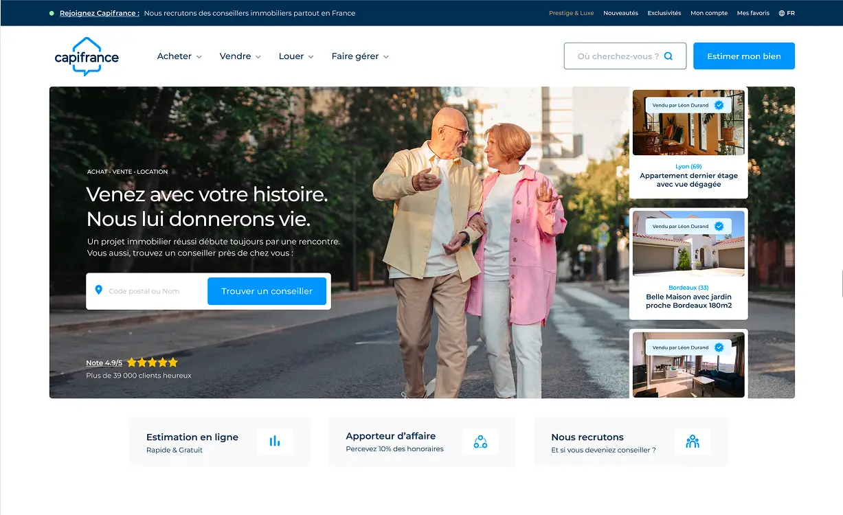 Page d'accueil Capifrance montrant un couple de seniors marchant dans la rue avec des annonces immobilières à droite et un champ de recherche de conseiller immobilier.