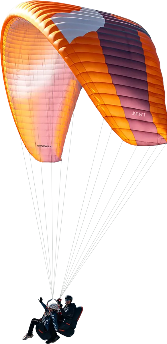 Deux personnes en vol en parapente biplace avec une voile orange et violette.