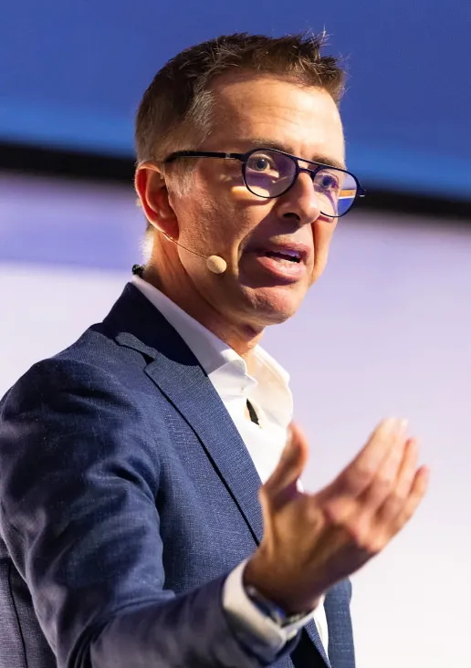 Portrait of Phill Robinson speaking on stage