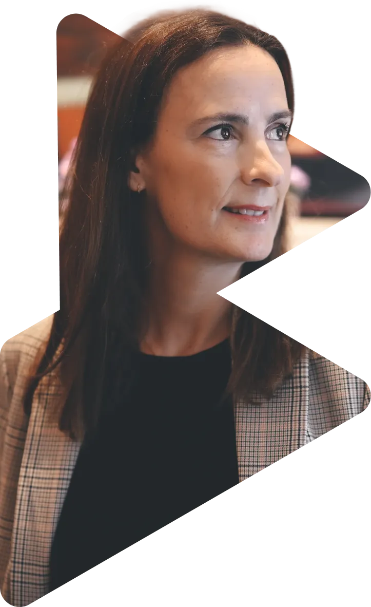 Professional woman (Anne-Sophie d'Andlau) in a meeting environment framed by a stylised graphic shaped like the Boardwave logo.