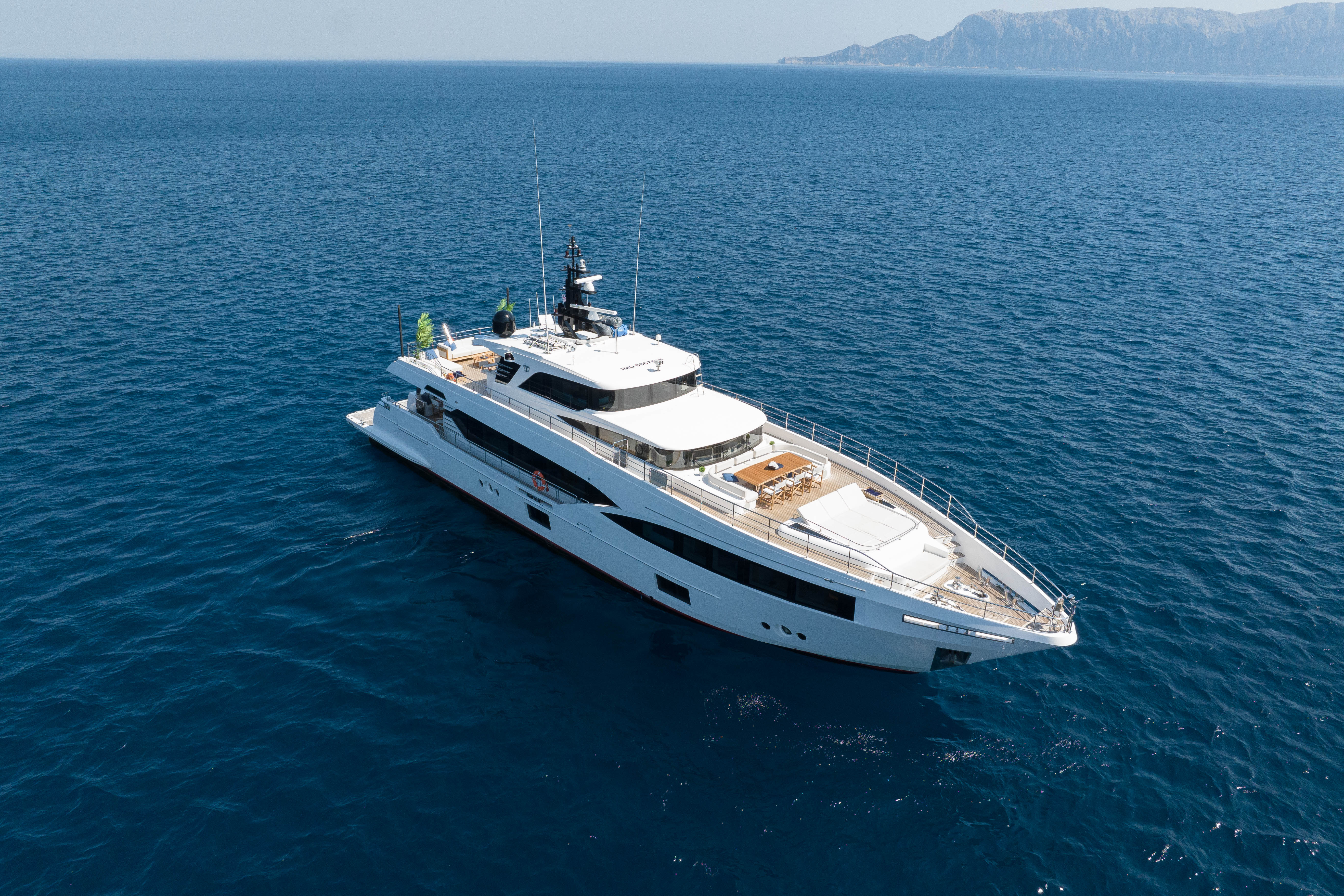 M/Y MAJESTY 100