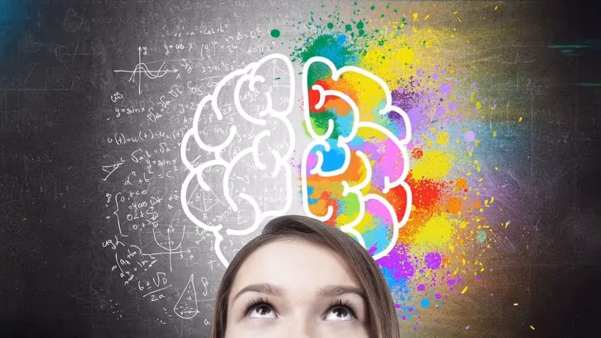 Eine Person blickt nach oben auf eine stilisierte Gehirnzeichnung, links mit mathematischen Formeln und rechts mit bunten Farbspritzern.