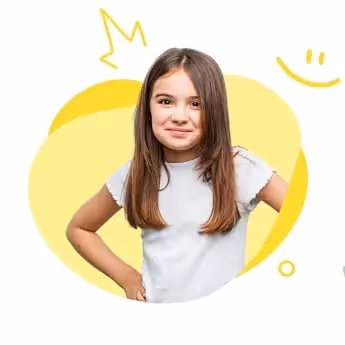 Lächende Schülerin mit braunen Haaren und weißem T-Shirt vor gelbem Hintergrund.