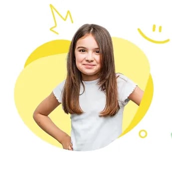 Lächende Schülerin mit braunen Haaren und weißem T-Shirt vor gelbem Hintergrund.