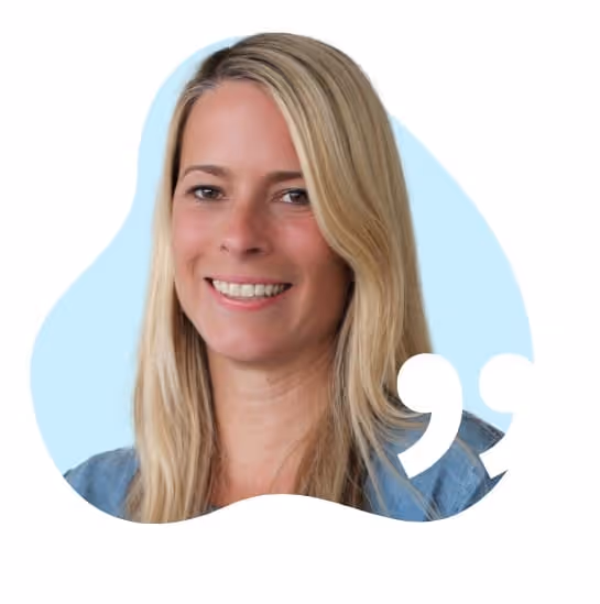 Porträt einer lächelnden blonden Frau vor hellblauem Hintergrund mit weißen Anführungszeichen.