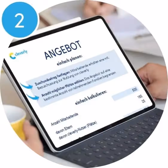 Tablet mit einem Angebot in deutscher Sprache, das die Planung und Kalkulation von Mitarbeiter- und Elternzahlen zeigt, gehalten von einer Person mit einem gelben Becher in der Hand.