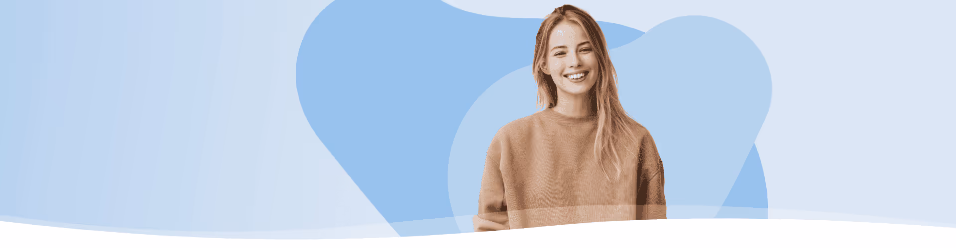 Lächelnde junge Lehrerin mit langem blonden Haar und braunem Pullover vor blauem abstraktem Hintergrund.