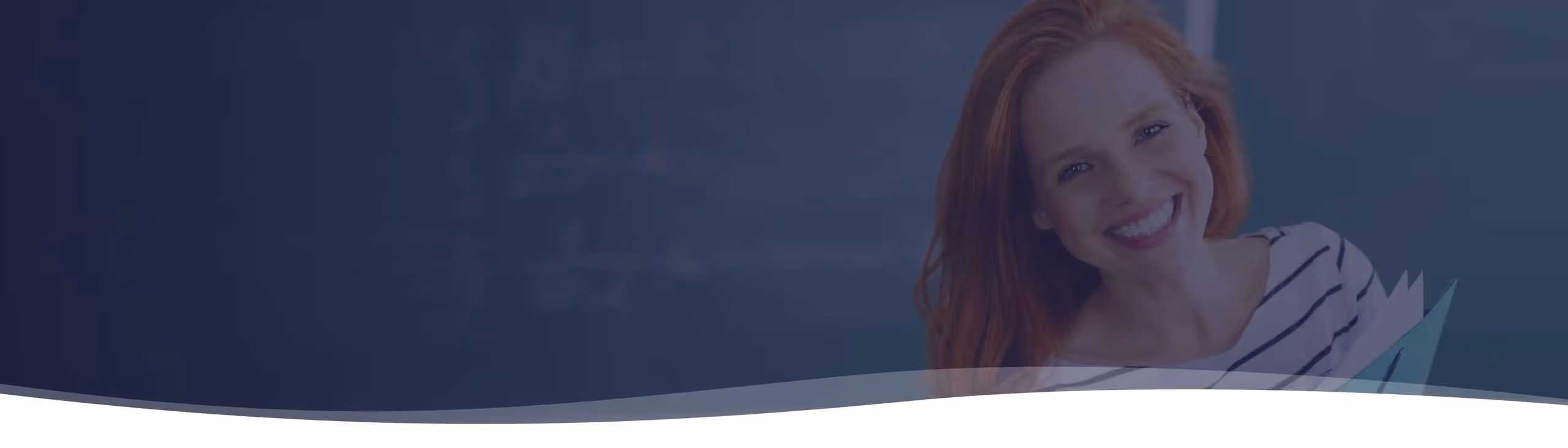 Lächelnde rothaarige Mentorin mit gestreiftem Shirt vor einem dunklen Hintergrund.