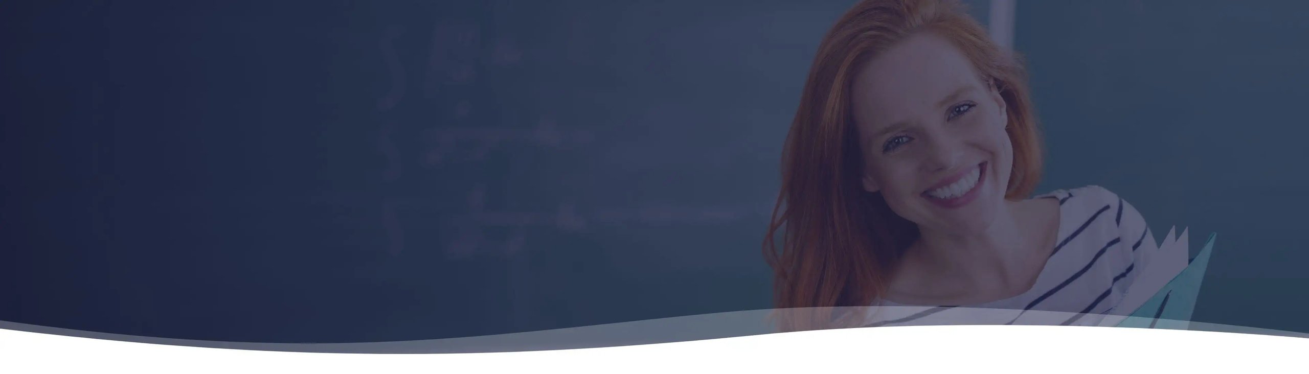 Lächelnde rothaarige Mentorin mit gestreiftem Shirt vor einem dunklen Hintergrund.