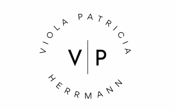 Kreisförmiges Logo mit den Buchstaben V und P durch einen senkrechten Strich getrennt, umgeben vom Namen Viola Patricia Herrmann.