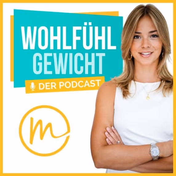 Junge lächelnde Frau mit verschränkten Armen neben dem Schriftzug ‚WOHLFÜHL GEWICHT DER PODCAST‘ vor weißem Hintergrund.