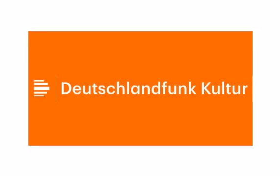 Logo von Deutschlandfunk Kultur auf orangefarbenem Hintergrund.