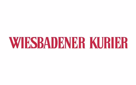 Logo der Zeitung Wiesbadener Kurier in roter Schrift auf weißem Hintergrund.