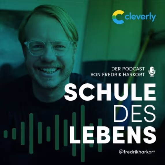 Mann mit Brille lächelt, daneben der Schriftzug ‚Schule des Lebens‘, Podcast von Fredrik Harkort mit Cleverly-Logo.