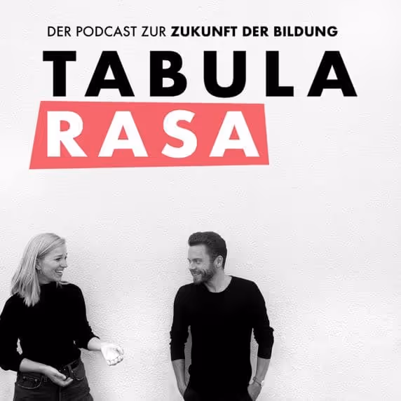 Schwarz-weiß-Foto eines Mannes und einer Frau in dunkler Kleidung vor weißer Wand, darüber der Text: Der Podcast zur Zukunft der Bildung Tabula Rasa.