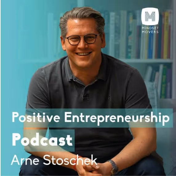Mann mit schwarzem Hemd und Brille lächelt vor Bücherregal, Text: Positive Entrepreneurship Podcast Arne Stoschek.